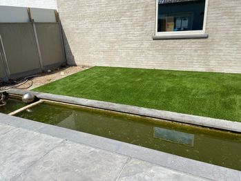 Tuin met vijver en kunstgras in Wevelgem